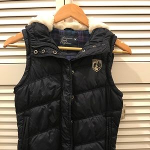 American Eagle navy vest with lined hood